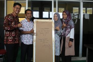 Penyerahan Cendramata Dari Alumni KPI Angkatan V Kepada Ketua Program Studi Komunikasi dan Penyiaran Islam (KPI)