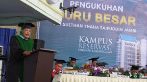 Pengukuhan Guru Besar : Prof. Samsu, S. Ag., M.Pd.I.,Ph. D. Dekan Fakultas Dakwah mengangkat judul Orasi Ilmiah “Tradisi Kompleksitas, dan Masa Depan Kepemimpinan Pendidikan”.