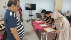 Pejabat Fakultas Dakwah Tanda Tangani Kontrak Kerja dan Gelar Rapat Evaluasi Kinerja