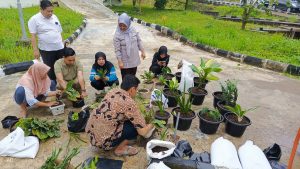Fakultas Dakwah Gelar Gotong Royong dan Hias Taman untuk Ciptakan Lingkungan Asri