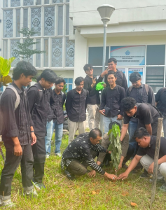 Wujudkan Green Campus Berbasis SDGs, Peserta Diklatpimda UIN STS Jambi Aksi Tanam Pohon dan Diet Plastik